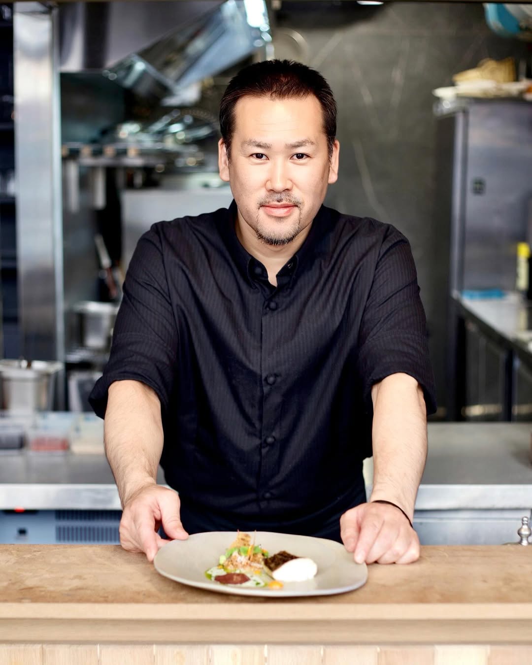 Le Chef Taka, dans sa cuisine.