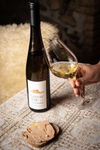 Bouteille de vin blanc Sainte Joie accompagnant un foie gras, parfait pour les accords festifs de la sélection de Noël.