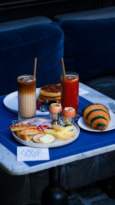 Brunch gourmand, servi dans le patio bleu signature.