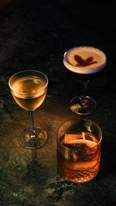 Sélection de cocktails signature entre élégance et créativité.