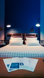 Chambre, au design contemporain et aux teintes bleues iconiques.