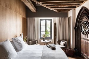 Chambre élégante du Domaine Reine Margot Paris Issy MGallery, alliance de design contemporain et patrimoine historique.