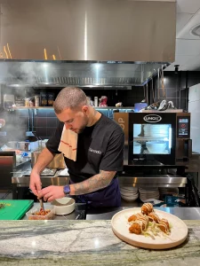 Fabrizio Rossi, chef du restaurant Neonato Paris, en pleine préparation dans la cuisine