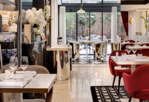 Salle lumineuse du 99 Haussmann ouvrant sur la cour intérieure.