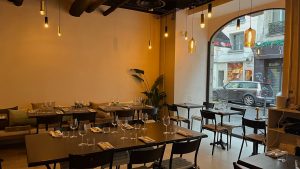 L’intérieur lumineux et convivial du restaurant Neonato Paris, rue Saint-Martin dans le 3e arrondissement.