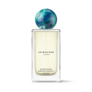 Jo Malone Sandalwood & Spiced Apricot, une idée cadeau élégante pour l’hiver.