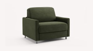 Un fauteuil compact qui se transforme en canapé-lit une place, signé La Maison Convertible, habillé de tissu vert Teatro forest.