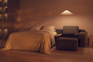 Le canapé Max modulable La Maison Convertible offre un coffre de rangement pratique et un couchage deux places, dans un ton kaki contemporain.