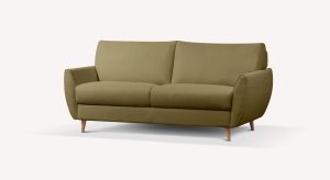 Le canapé-lit Vanny La Maison Convertible, inspiré du style scandinave, mêle lignes claires et tissu vert eucalyptus pour une atmosphère apaisante.