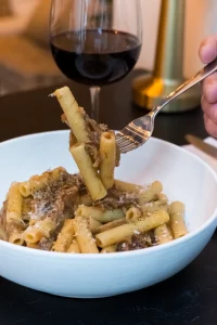 Les rigatoni à la truffe, l’une des créations phares de Neonato Paris, à savourer avec un verre de vin rouge italien.