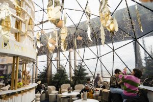 Bar central en forme de bibliothèque dans le dôme de Noël de la tour Eiffel.