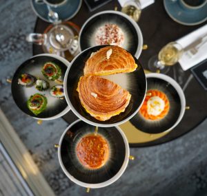 Brunch de Noël au Pullman Paris Tour Eiffel, une expérience gourmande face à la Tour Eiffel