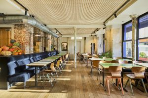 Détails bruts et authenticité caractérisent l’identité intérieure de Moncoeur Belleville.