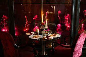 Table de fête dressée au Restaurant j’Adore avec vue sur les fontaines lumineuses