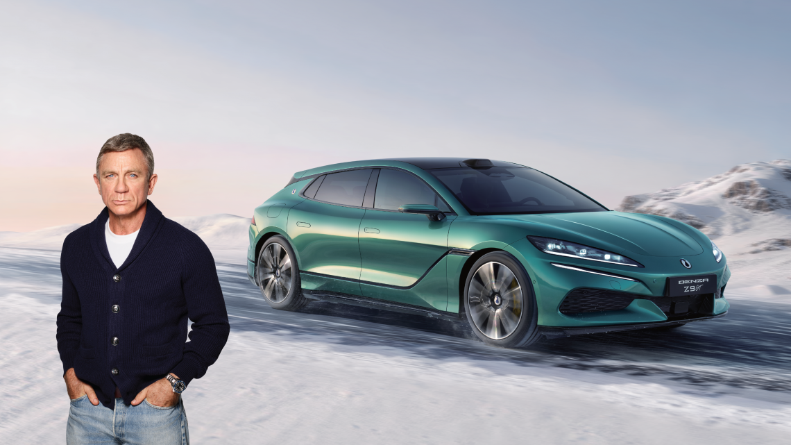 Daniel Craig sur une pub de Denza pour une voiture verte