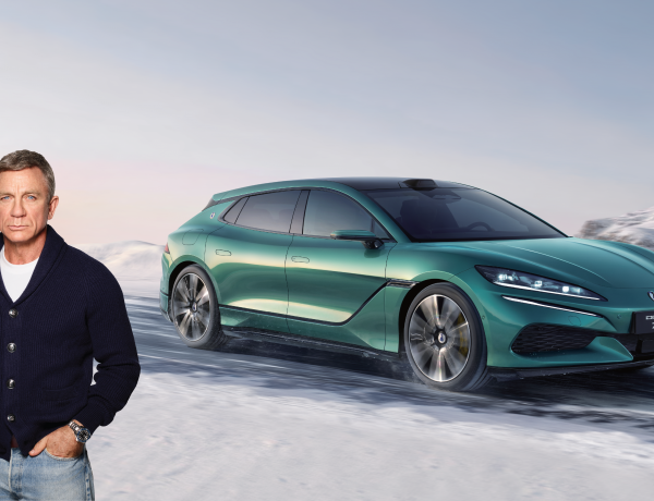 Daniel Craig sur une pub de Denza pour une voiture verte