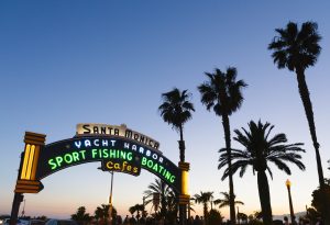Panneau d'entrée des activités de la ville de Santa Monica. La ville invite encore à profiter après un road trip sur la route 66