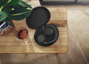 Casque Jabra Evolve3 75 noir rangé dans sa pochette, posé sur un bureau