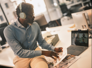 Casque Evolve 3 gris porté au travail en réunion
