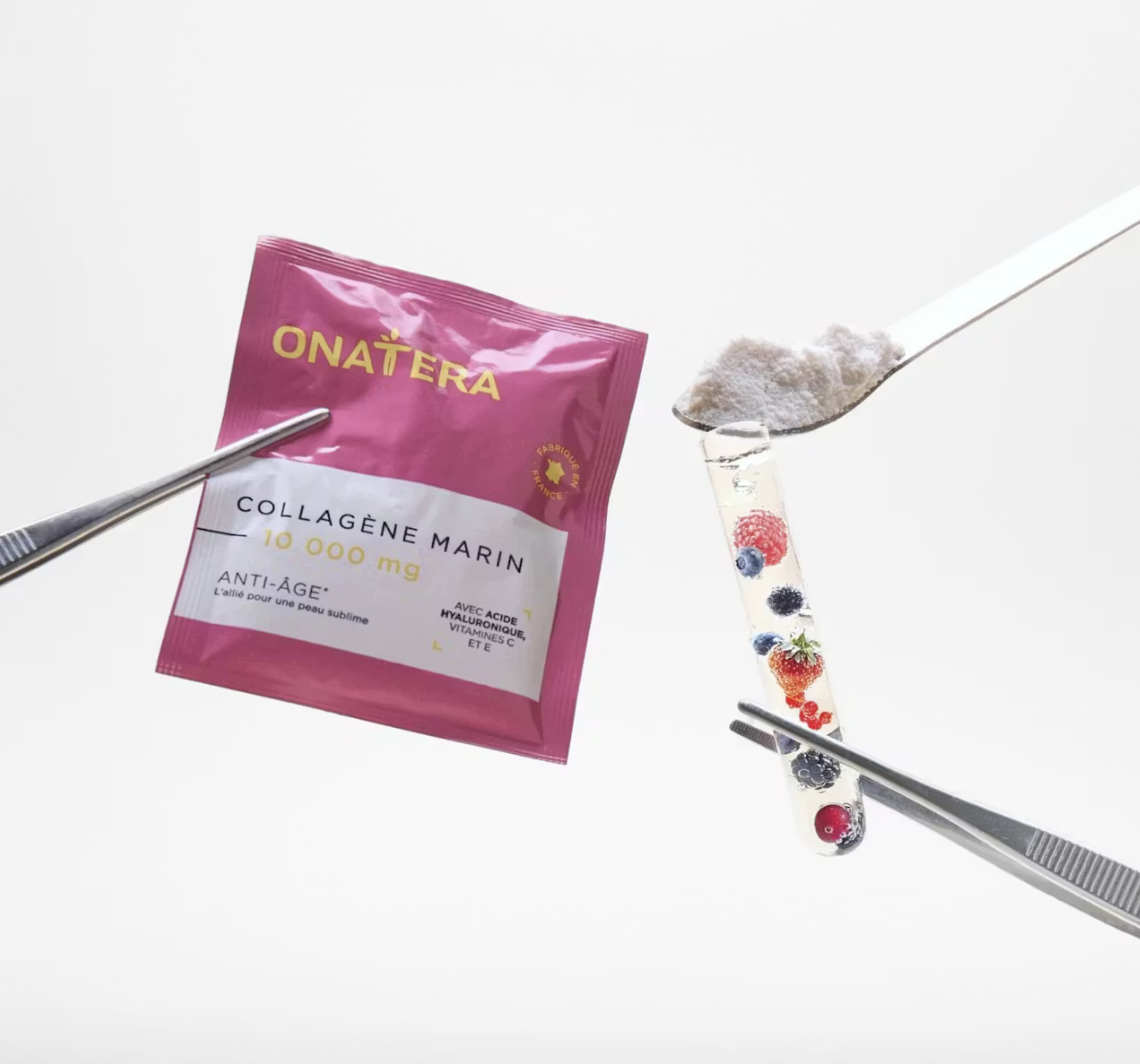 Onatera, collagène marin avec tube à essaie, fruits rouge et poudre blanche dans une cuillère