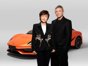 Daniel Craig avec Stella Li avec une voiture au fond