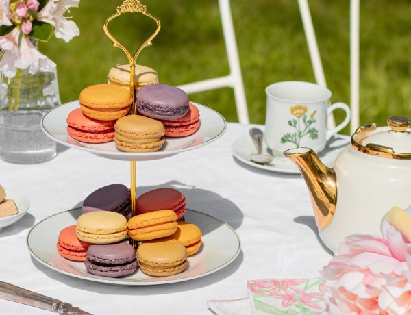 présentoir à macarons de Franck Deville sur une table d'une tea party