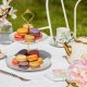 présentoir à macarons de Franck Deville sur une table d'une tea party