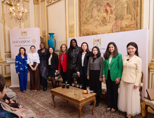 Guila Clara KESSOUS, Alice Chen Naomi Massengo, Chahinda Ezzat, Amélia Lakrafi, Frédérique Nanan, Alice André, Lan Xiaofang, Dr. Lydia Aly et LI Jiaxue au forum Listen to Her Parole. Elles sont alignées de gauche à droite