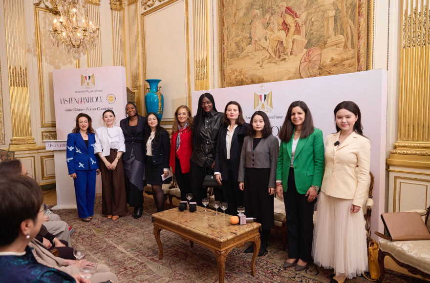 Guila Clara KESSOUS, Alice Chen Naomi Massengo, Chahinda Ezzat, Amélia Lakrafi, Frédérique Nanan, Alice André, Lan Xiaofang, Dr. Lydia Aly et LI Jiaxue au forum Listen to Her Parole. Elles sont alignées de gauche à droite