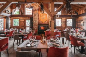 Salle principale du restaurant du chalet : LaTable des Cochers pour profiter de son séjour hivernal