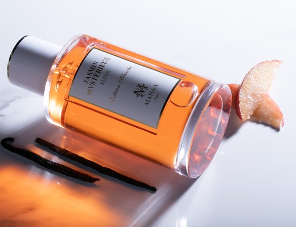 Maison Maïssa, bouteille parfum Jasmin mystérieux avec morceaux de pêche et gousses de vanille