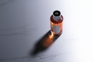 Maison Maïssa, bouteille parfum Jasmin mystérieux posé sur marbre et éclairé