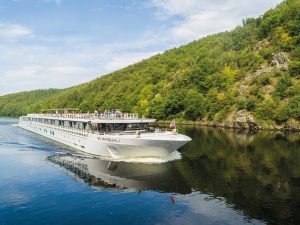Proue du navire de croisière vue de la berge