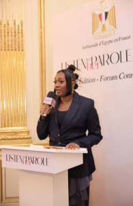 Discours de Naomie Massengo, habillée en noir, lors du forum Listen to Her Parole
