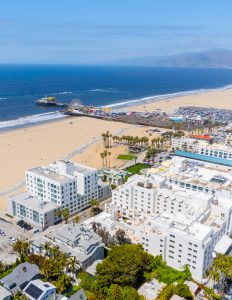 La station balnéaire de Santa Monica et la plage vus du ciel