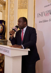 Stéphane Tiki lors de son discours au forum Listen to Her