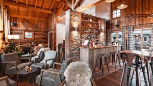 Vue d'ensemble du bar à cocktails avec, à sa droite, un petit espace pour échanger confortablement lors d'e son séjour hivernal