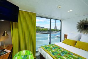 Intérieur d'une cabine de luxe avec la Tour Eiffel vue au loin par la fenêtre