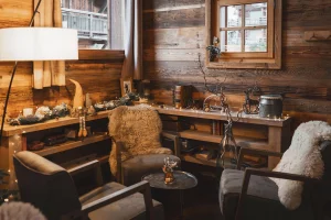 Espace situé près du bar pour échanger dans des fauteuils douillets