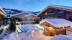 Vue de haut, de la piscine chauffée située au coeur des chalets Loges Blanches pour un séjour hivernal parfait