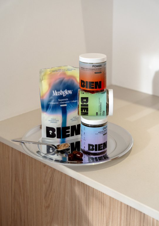 Les 4 produits e la gamme BIEN : 3 pots de gummies et le mélange poudré en paquet