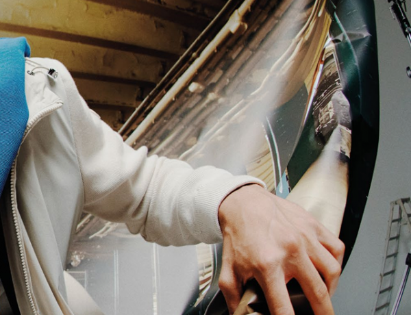 Colmar, main d'home avec veste blanche qui tien une matière