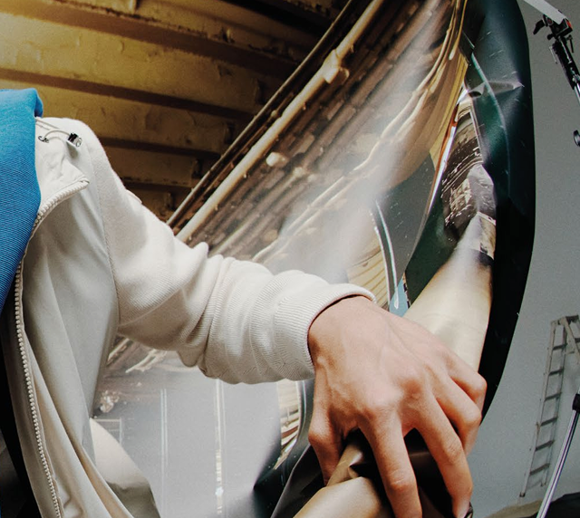 Colmar, main d'home avec veste blanche qui tien une matière