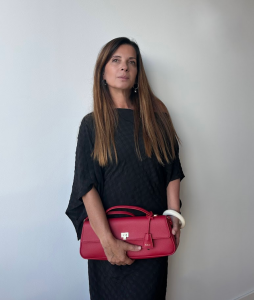 Cristina Gomes, journaliste et entrepreneure portant le sac Sophia rouge