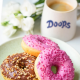 Présentation de trois donuts DOOPS dans une assiette : deux pinkframboise et un coconuts
