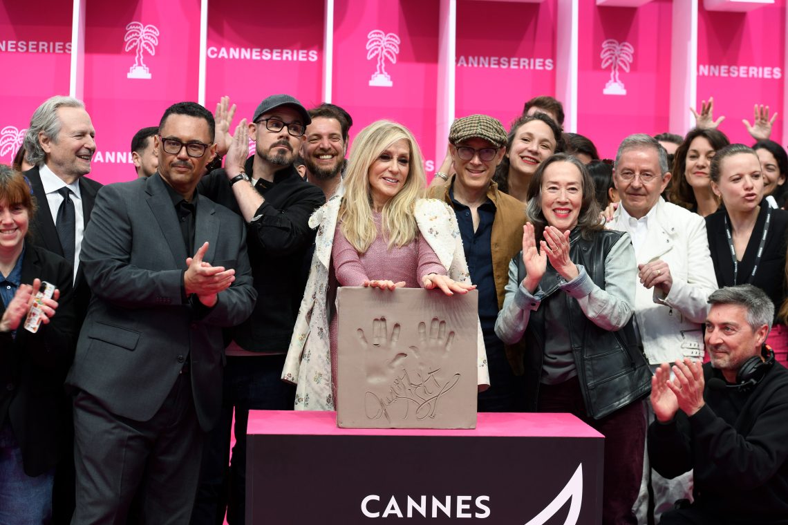 Groupe d'acteurs au Cannesérie 2026 avec Judith Light au milieu