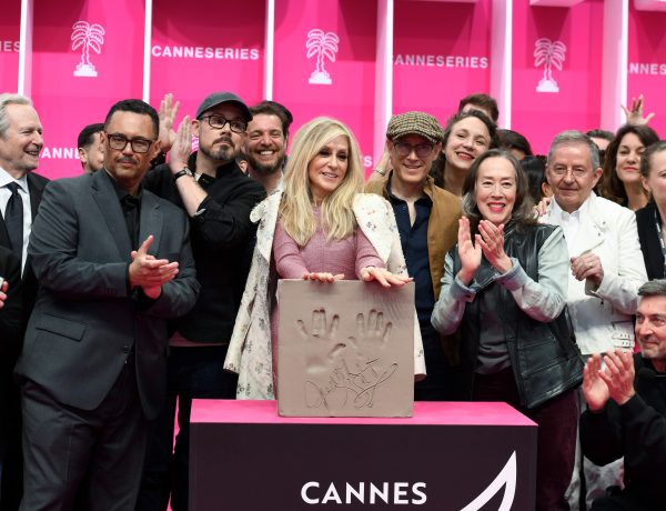 Groupe d'acteurs au Cannesérie 2026 avec Judith Light au milieu