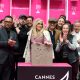 Groupe d'acteurs au Cannesérie 2026 avec Judith Light au milieu