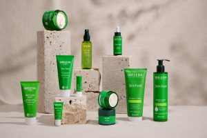 produit weleda vert sur fond brun-gris clair posé sur cailloux