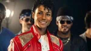 Jaafar Jackson dans le rôle de Michael Jackson vêtu de sa célèbre veste rouge portée lors du tournage de "Thriller"